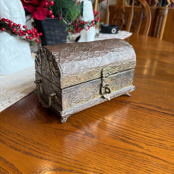 Vintage Brass Floral Repousse Domed Footed Treasure Chest Box lock & Key - Picture 7 of 17
